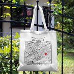 Detroit Love Locator | Stadsplattegrond Bruiloft W Tote Bag<br><div class="desc">Een leuke canvas tas voor een bruiloft of een andere gelegenheid die plaatsvindt in de prachtige stad Detroit, Michigan. Dit tas beschikt over een overhead kaart van het centrum van de stad in een zwart omzoomde boxteler. Op de top zit een korte welkomstgroet en de naam van de stad. Aan...</div>