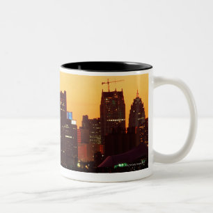 Detroit skyline in kleurrijke zonsondergang tweekleurige koffiemok