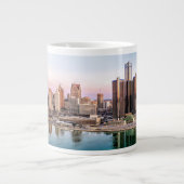 Detroit Skyline op Dawn Jumbo Mok (Voorkant)