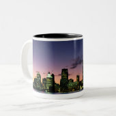 Detroit Skyline op Dusk 2 Tweekleurige Koffiemok (Voorkant links)