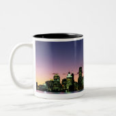 Detroit Skyline op Dusk 2 Tweekleurige Koffiemok (Links)
