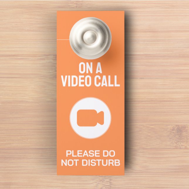 Deurhanger Modern Custom op een videogesprek Sinaa (Modern custom text on a video call orange color door hanger)