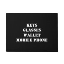 Deurmat met sleutels, bril, mobiele telefoon, port