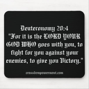 Deuteronomie 20:4 geciteerd op een mousepad.  muismat