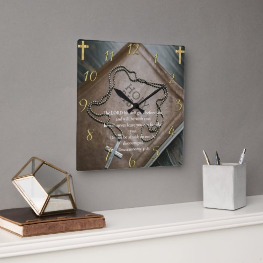 Deuteronomie Heilige Bijbel met kruis 31:8 Vierkante Klok (Kantoor)