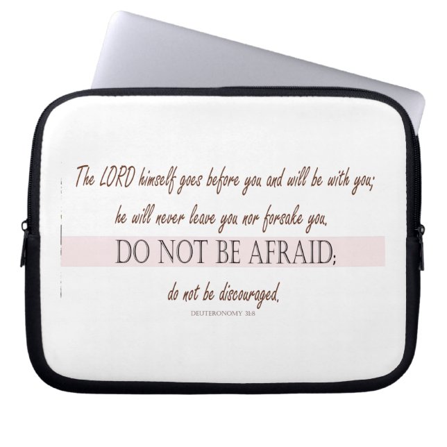 Deuteronomy 31:8 De Heer Gaat Voor Je Uit Laptop Sleeve (Voorkant)