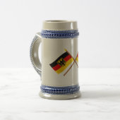 Deutschland und Saarland Flaggen, gekreuzt Bierpul (Voorkant links)