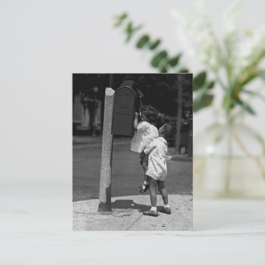 Deux enfants postant une lettre briefkaart (Staand voorkant)