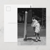 Deux enfants postant une lettre briefkaart (Voorkant / Achterkant)