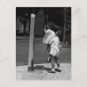 Deux enfants postant une lettre briefkaart