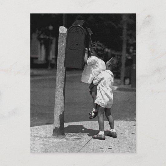 Deux enfants postant une lettre briefkaart (Voorkant)
