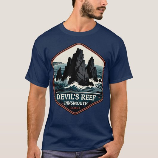 Devil's Reef Innsmouth Coast Vintage Reisbadge T-shirt (Voorkant)