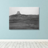 Devil's toren op twee kilometer afstand met Ranch  Canvas Afdruk (Insitu (Houten vloer))