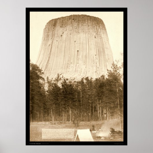 Devil's Tower met Tent in Voorzijde WY 1887 Poster (Voorkant)