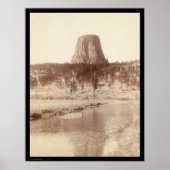 Devil's Tower met Water WY 1890 Poster (Voorkant)