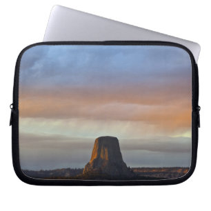 Devils Tower National Monument, Storm bij zonsonde Laptop Sleeve