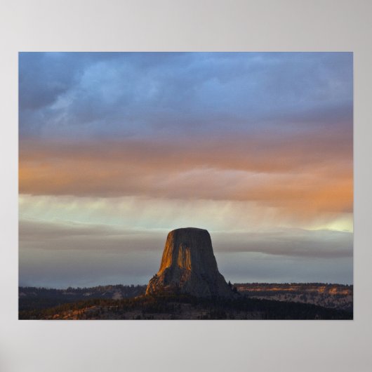 Devils Tower National Monument, Storm bij zonsonde Poster (Voorkant)