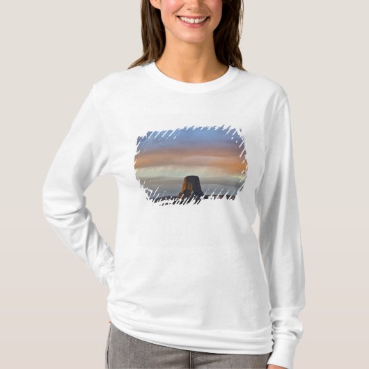Devils Tower National Monument, Storm bij zonsonde T-shirt (Voorkant)