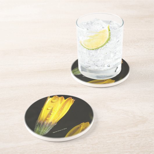 Dew Drops op een Yellow Daisy - Onderzetter (Zijkant)