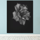 Dew-Kissed Petals in het donker Canvas Afdruk (Insitu (Houten vloer))