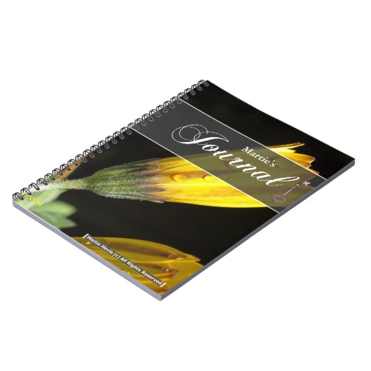 Dew op een Yellow Daisy Journal Notitieboek (Linkerzijde)