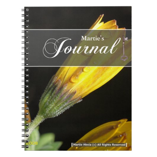 Dew op een Yellow Daisy Journal Notitieboek (Voorkant)