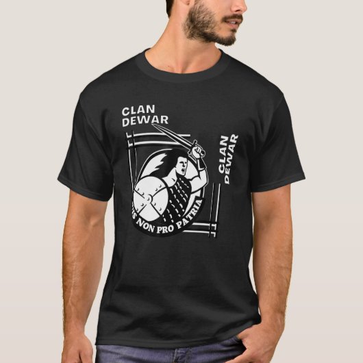 Dewar Clan Gaelic Motto Swordsman T-shirt (Voorkant)