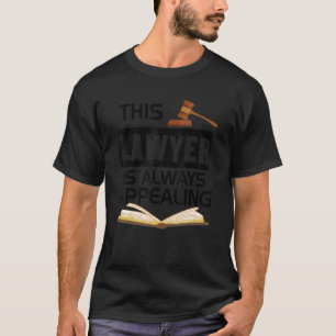 Deze advocaat stelt altijd rechtszaak in bij de ad t-shirt