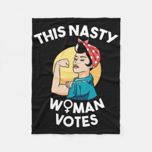 Deze akelige vrouw stemt feministisch op Biden en  Fleece Deken