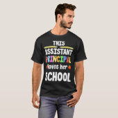 Deze assistent-directeur houdt van haar school App T-shirt (Voorkant volledig)