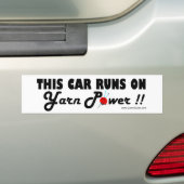 Deze auto draait op Yarn Power! Bumpersticker (Op auto)