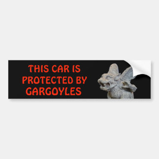 Deze auto is beschermd door Gargoyles Red op zwart Bumpersticker