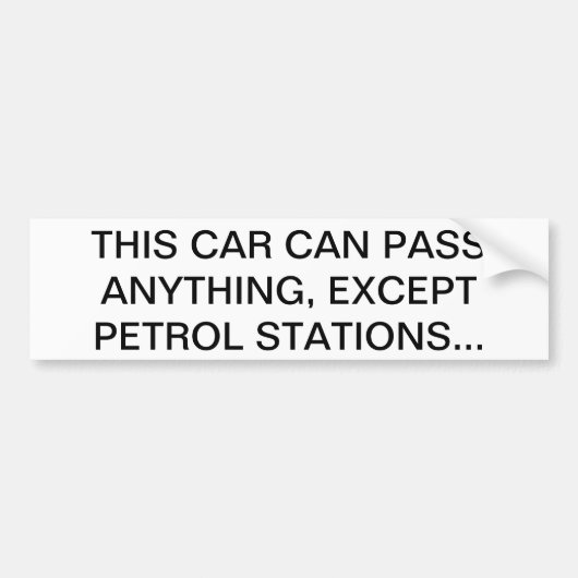 DEZE AUTO KAN OVERAL DOOR, BEHALVE BENZINESTATIONS BUMPERSTICKER (Voorkant)