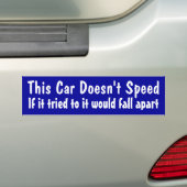 Deze auto rijdt niet hard bumpersticker (Op auto)