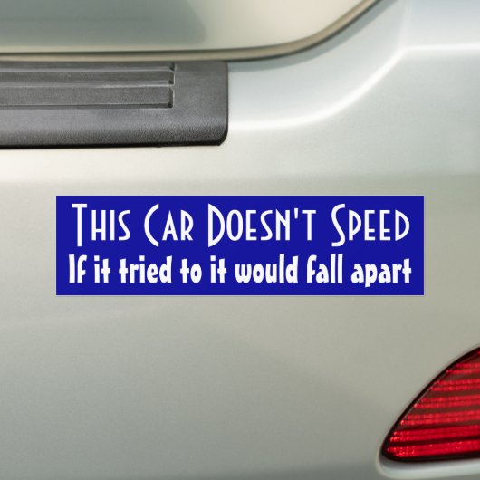 Deze auto versnelt niet bumpersticker (Op auto)