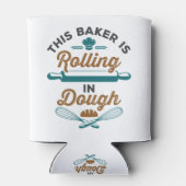 Deze Baker is aan het rollen in Dough Baking Baker Blikjeskoeler (Achterkant)