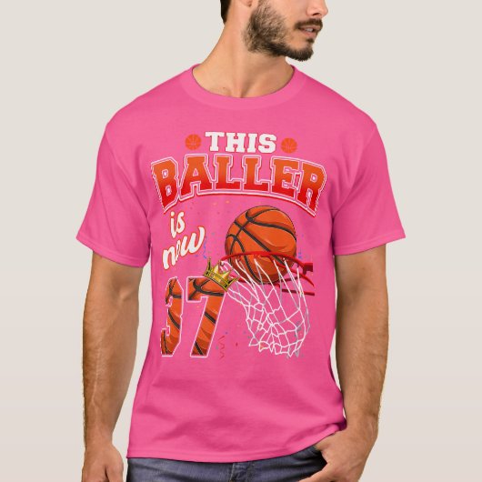 Deze basketbalspeler is nu 37 jaar oud Happy M T-shirt (Voorkant)