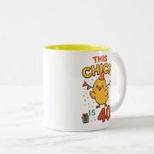 Deze chick is 40 Schattigee en leuke verjaardag Tweekleurige Koffiemok (Voorkant rechts)