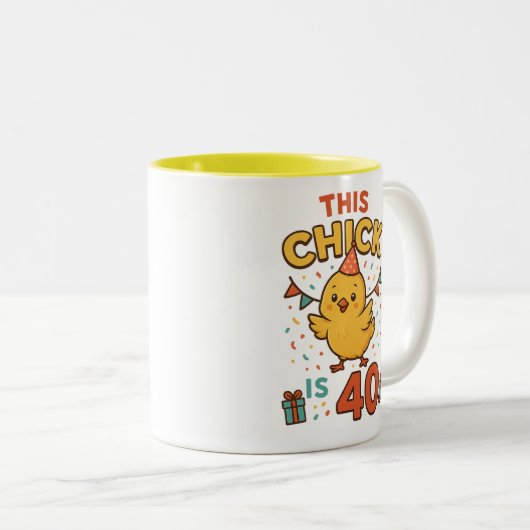 Deze chick is 40 Schattigee en leuke verjaardag Tweekleurige Koffiemok (Voorkant rechts)