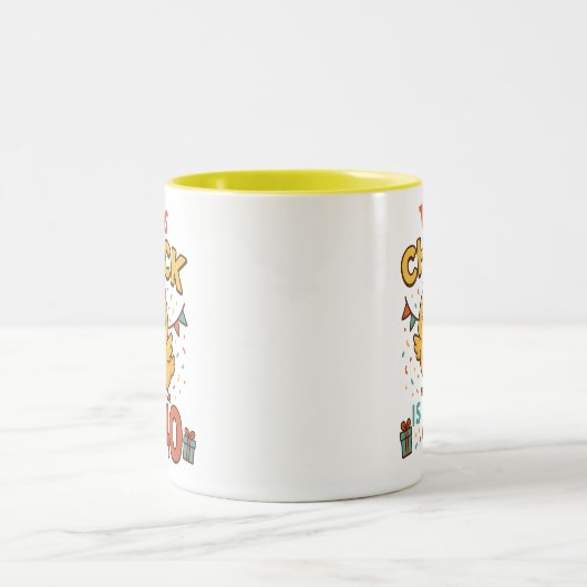 Deze chick is 40 Schattigee en leuke verjaardag Tweekleurige Koffiemok (Center)