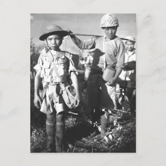 Deze Chinese soldaat met zwaar pack_War Afbeelding Briefkaart (Voorkant)