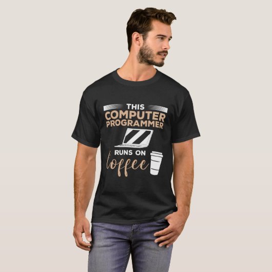 Deze computerprogrammeur draait op koffie programm t-shirt (Voorkant volledig)