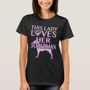 Deze dame houdt van haar Doberman. T-shirt