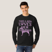 Deze dame houdt van haar Doberman. T-shirt (Voorkant volledig)