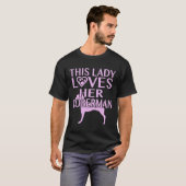 Deze dame houdt van haar Doberman. T-shirt (Voorkant volledig)