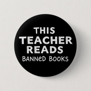 Deze docent leest verboden boeken grafisch ronde button 5,7 cm