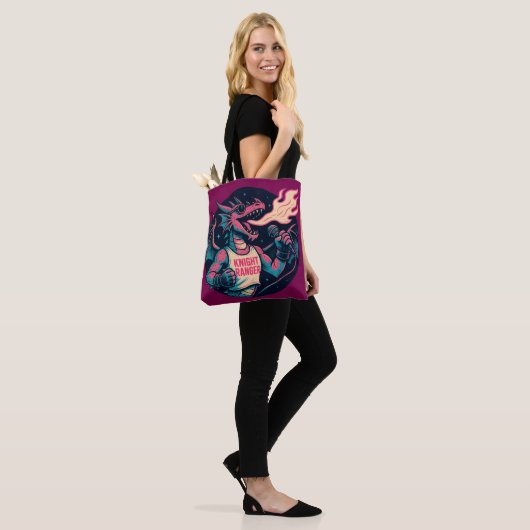 Deze draak spuugt vuur tote bag (Op model)