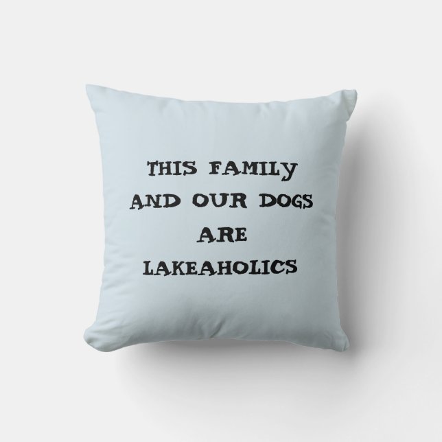 DEZE FAMILIE/ONZE HONDEN ZIJN LAKEAHOLICS PILLOW KUSSEN (Voorkant)