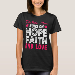 Deze foster mama loopt op Hope Faith en Love Foste T-shirt