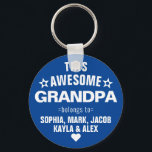 Deze Geweldige opa behoort tot Vaderdag Blue Sleutelhanger<br><div class="desc">Deze Geweldige opa opa behoort tot Star Vaderdag Navy Blue White Sleutelhanger en personaliseert deze met de namen van uw kinderen.</div>